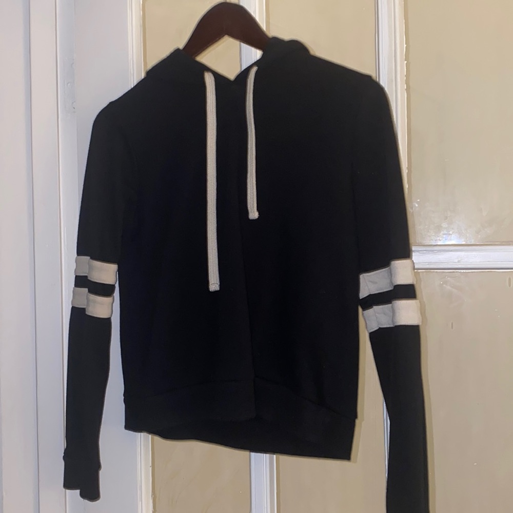 Forever 21 Cropped Black&White Sweatshirt